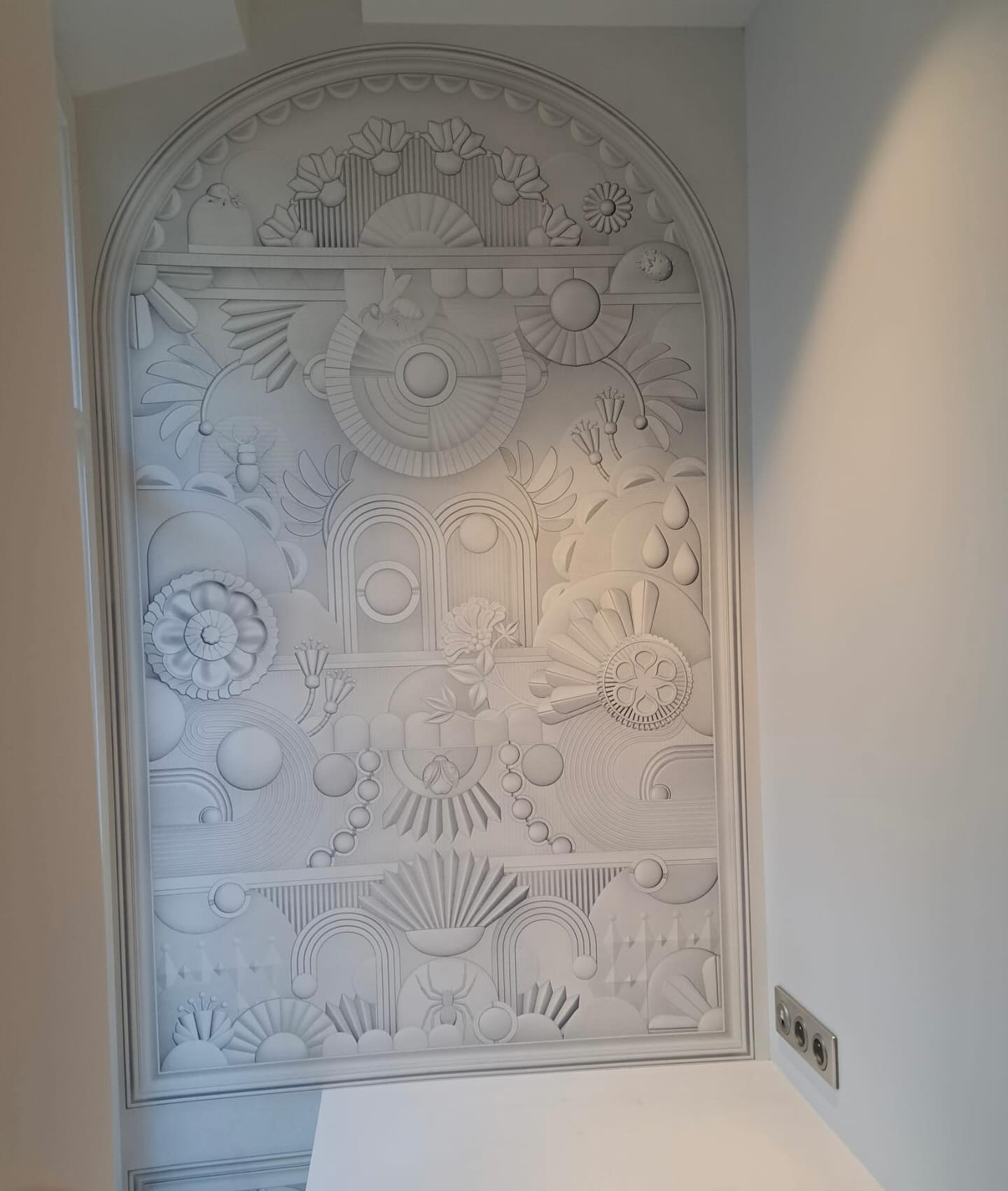 Papier peint en trompe-l'œil imitant un bas-relief en arche