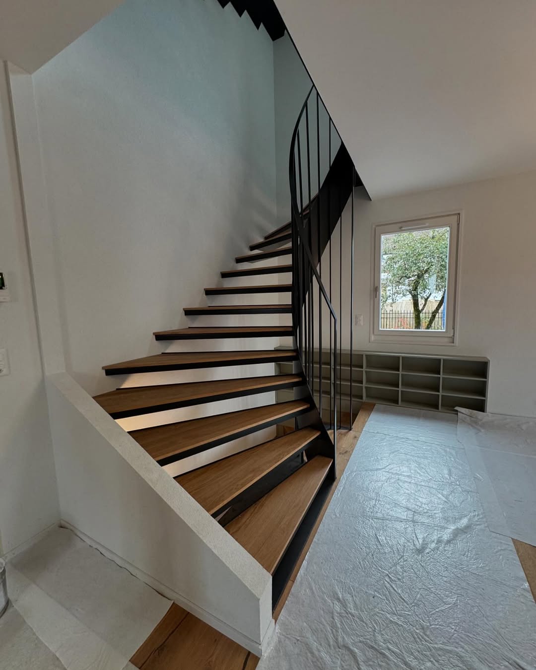 Escalier en acier noir avec marches en bois