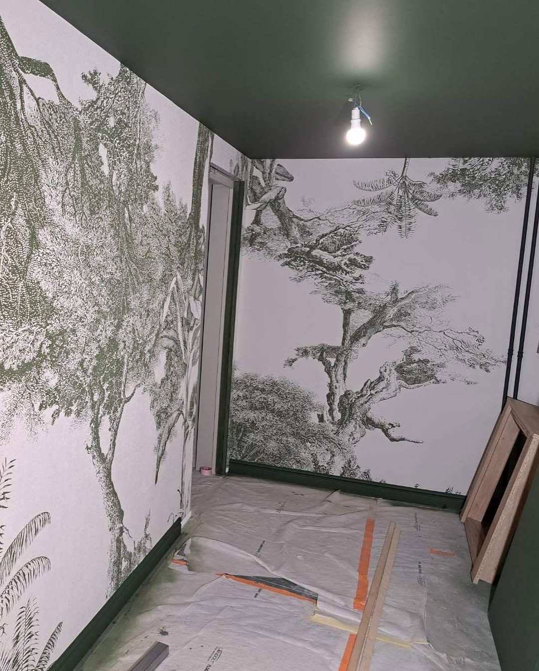 Couloir tapissé d'un papier peint végétal vert