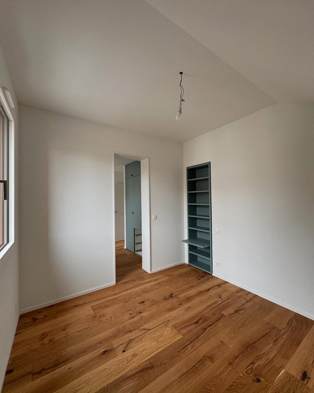 Chambre avec bibliothèque encastrée bleu-gris